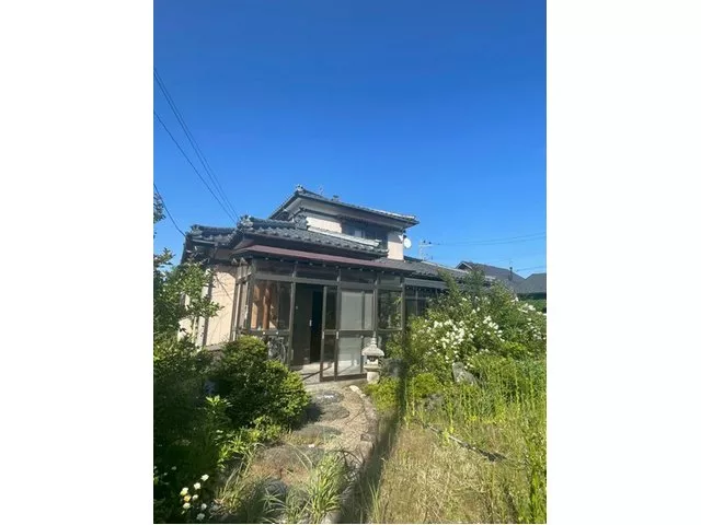 This property has a fixed asset tax assessment value of approximately 12 million yen. You can reach the elementary school without going through a major road.