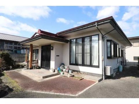 A spacious single-story house with over 170 tsubo of land.