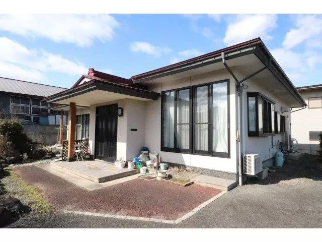 A spacious single-story house with over 170 tsubo of land.