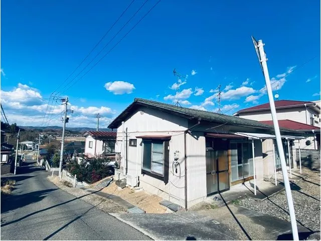 ■A single-story house with 3K × 2 buildings on a corner lot, with parking space for a comfortable living