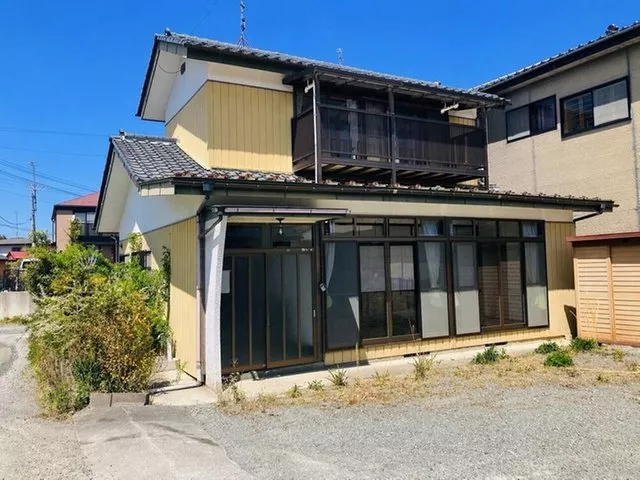 The interior has been renovated, so it is possible to live in it without any modifications.