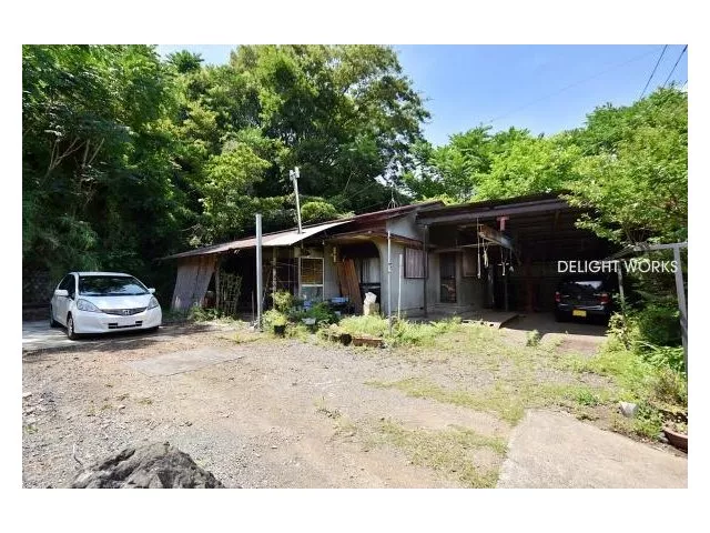 "A garden and sky, enjoying the rural landscape in the living room. A single-story house on a 100-tsubo lot."