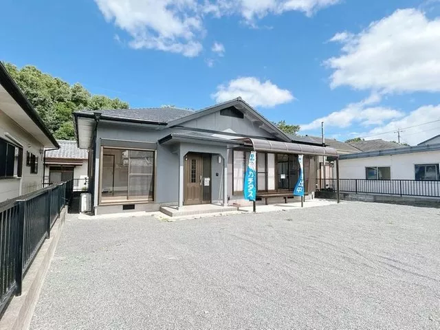 [Open House Held] Interior and exterior renovations completed / Move-in available within the year / Single-story / Water facilities replaced / Parking for 3 cars