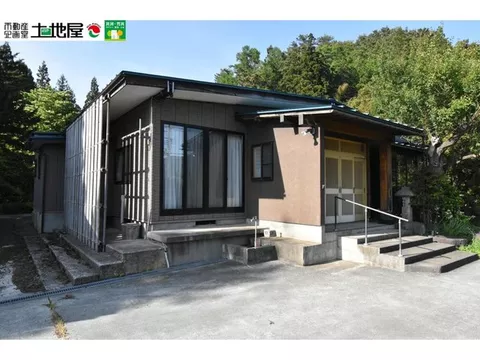 A single-story old folk house on a site of approximately 336 tsubo ■ 5 Japanese-style rooms + storage ■ 8 minutes by car to Popola / 12 minutes by car to Aeon