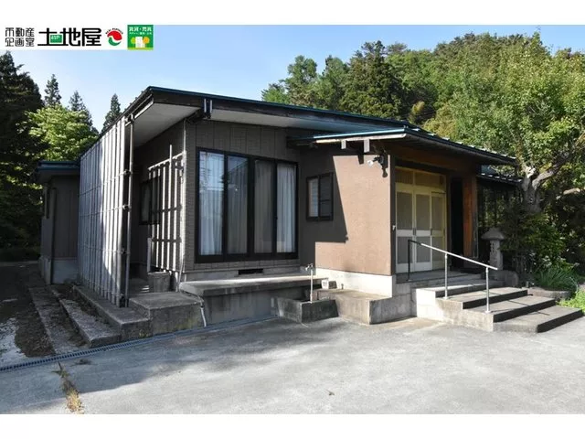 A single-story old folk house on a site of approximately 336 tsubo ■ 5 Japanese-style rooms + storage ■ 8 minutes by car to Popola / 12 minutes by car to Aeon