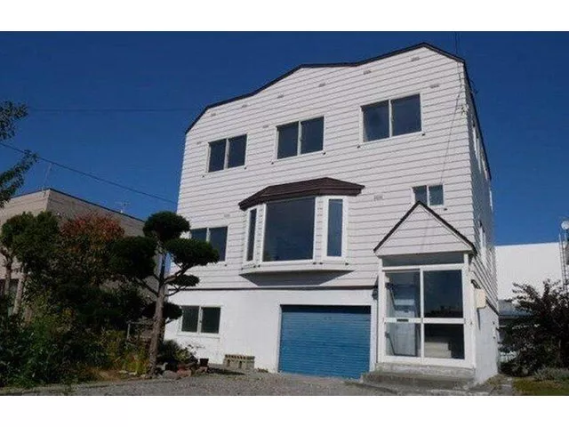 12 minutes on foot from Tobetsu Station! Parking for 5 cars available. 6SLDK with a 22-tatami living room.