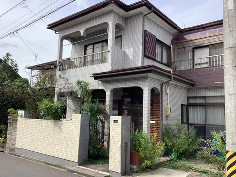 Tsurujo Elementary School and Daini Junior High School are within walking distance. There are commercial facilities nearby, making it very convenient.