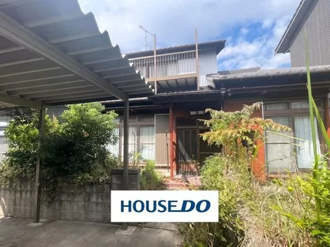 4LDK+S with all rooms over 6 tatami mats! A south-facing unit with convenient attic storage and a wide veranda!