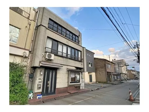 4-minute walk to Saizakura Elementary! 4-story RC building with rooftop. Convenient for shopping, major renovations required.