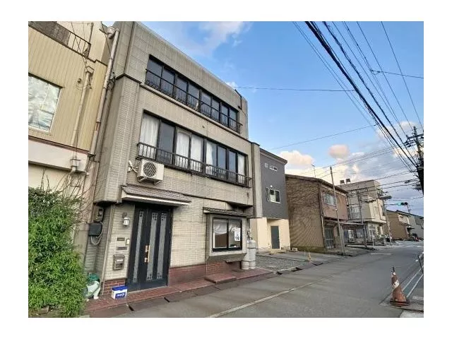 4-minute walk to Saizakura Elementary! 4-story RC building with rooftop. Convenient for shopping, major renovations required.