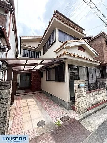 The used single-family home is located within the living area of commercial facilities such as Ario Yao.