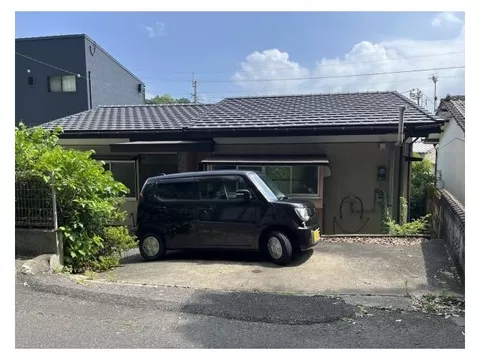 Land area approximately 120 tsubo! Parking for 2 cars possible! Roof replacement and some interior renovations completed!