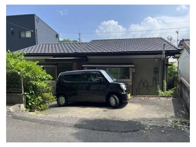Land area approximately 120 tsubo! Parking for 2 cars possible! Roof replacement and some interior renovations completed!