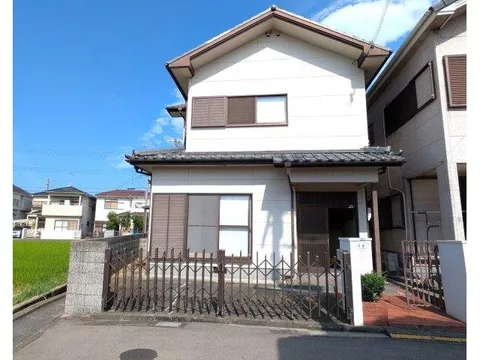 The house is vacant, so you can view the interior. Please come and see it in person.
