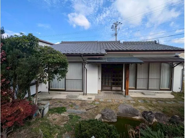 A single-story house in a convenient location near Green Park Shiodano.