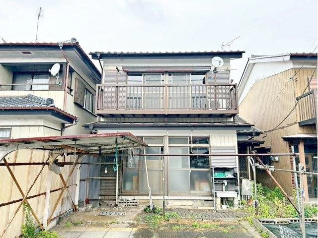 A Peaceful Sunlit House translates to "A安心 Sunlit House."