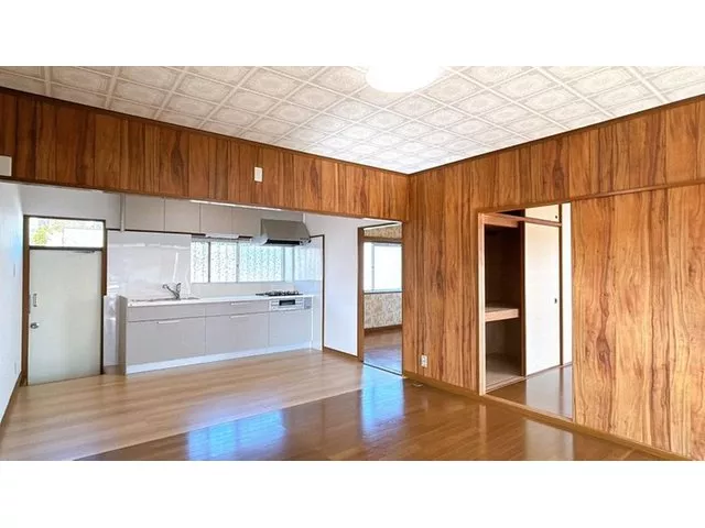 [Open House Held] [Move-in Possible Within the Year] One-story house with 14-tatami LDK. 2 Western-style rooms and 1 Japanese-style room.