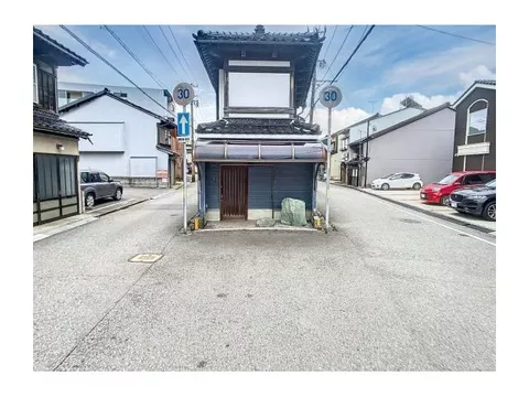 [Price revised!] Close to the station! Renovated × Charming Kanazawa townhouse. Bright corner lot.