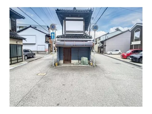 [Price revised!] Close to the station! Renovated × Charming Kanazawa townhouse. Bright corner lot.