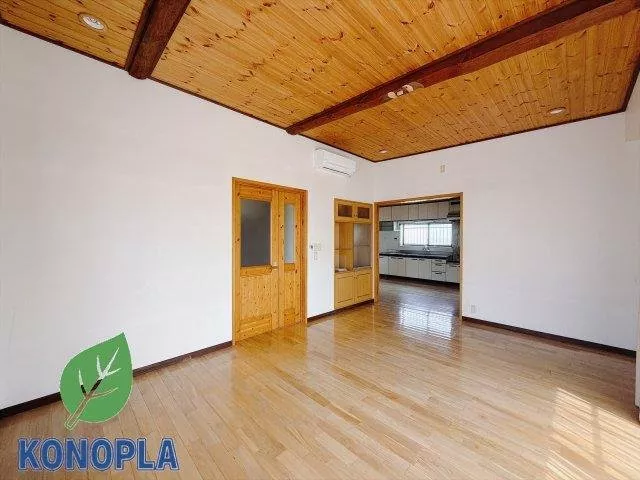 City gas, cut utility costs, corner lot residence, carport, air conditioning, outdoor storage.