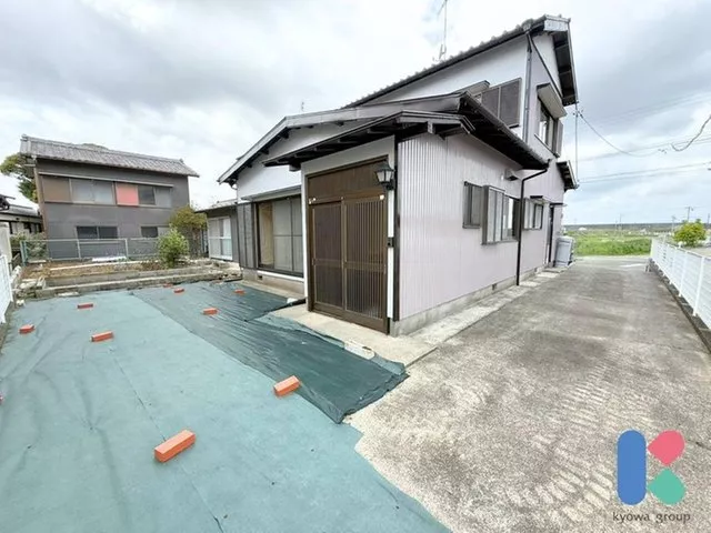 ■ Parking space for 3 cars ■ First-floor Japanese-style room with adjoining space ■ All rooms have storage space.