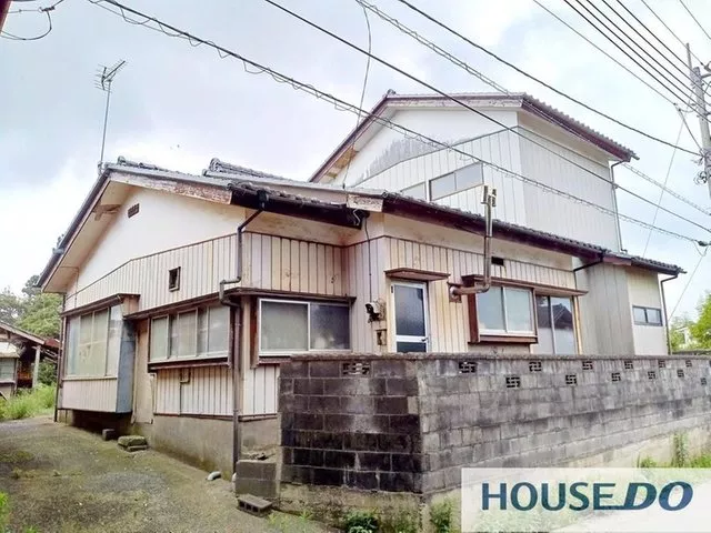 South-facing with good sunlight, parking for 4 cars, home garden in the yard, residence in a quiet residential area