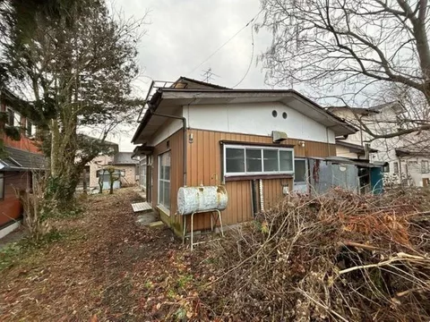A 2-story 5DK house with a land area of 99 tsubo and a 9m wide road in front.