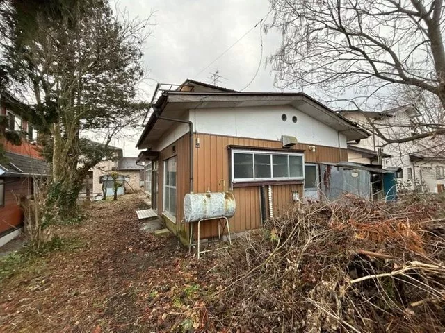 A 2-story 5DK house with a land area of 99 tsubo and a 9m wide road in front.