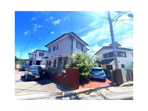 ● Good sunlight and ventilation due to the elevated location ● Popular corner lot property ● Parking space for 1 car available