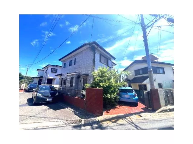 ● Good sunlight and ventilation due to the elevated location ● Popular corner lot property ● Parking space for 1 car available