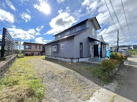 Open house held / Interior and exterior renovation planned / New seismic standards compliance / Water facilities replacement / Front road width