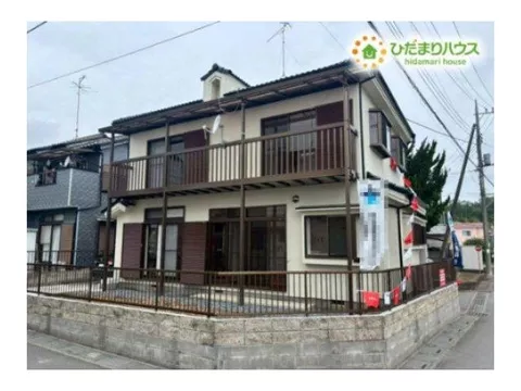 Good sunlight and ventilation due to three-sided roads ◎ Spacious 19-tatami mat LDK in one-floor type ☆