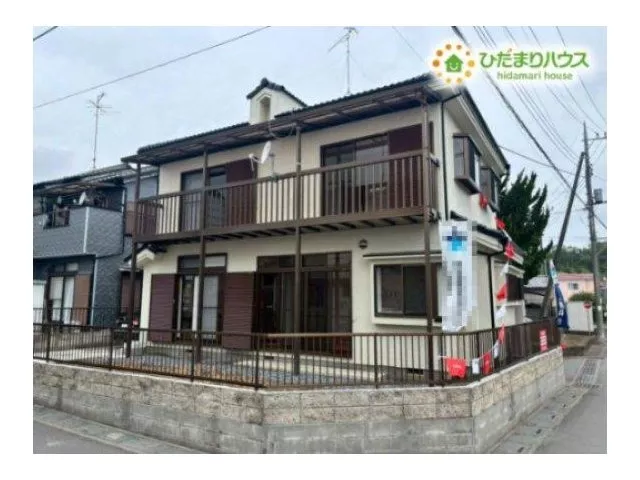Good sunlight and ventilation due to three-sided roads ◎ Spacious 19-tatami mat LDK in one-floor type ☆