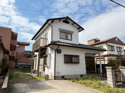 [Partially demolished interior] A two-story wooden used house on a land of over 50 tsubo in a quiet residential area
