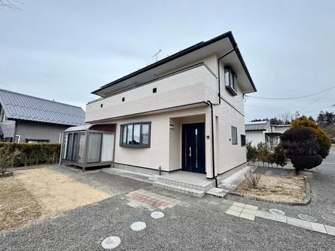 Monthly payment in the 30,000 yen range. All-electric with solar power generation. A 2LDK residence over 126㎡ with a garden and sunroom.