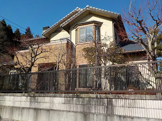 Used single-family home built by Ichijo Komuten. Garage available for 2 cars.