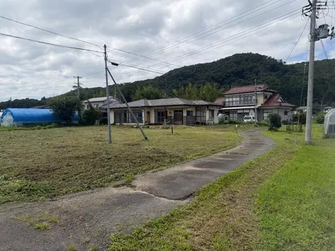 A spacious living environment with expansive rural scenery.
