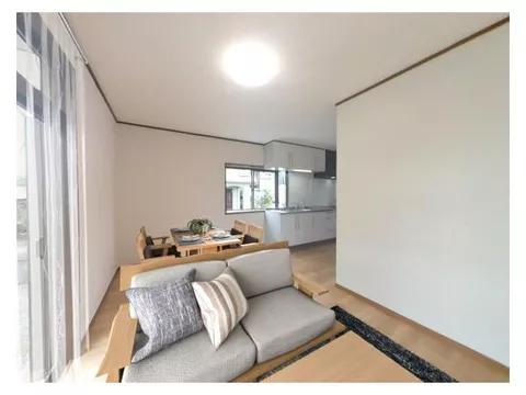 [Open House] [Renovation completed / Move-in possible within the year] 3LDK house with all rooms facing south