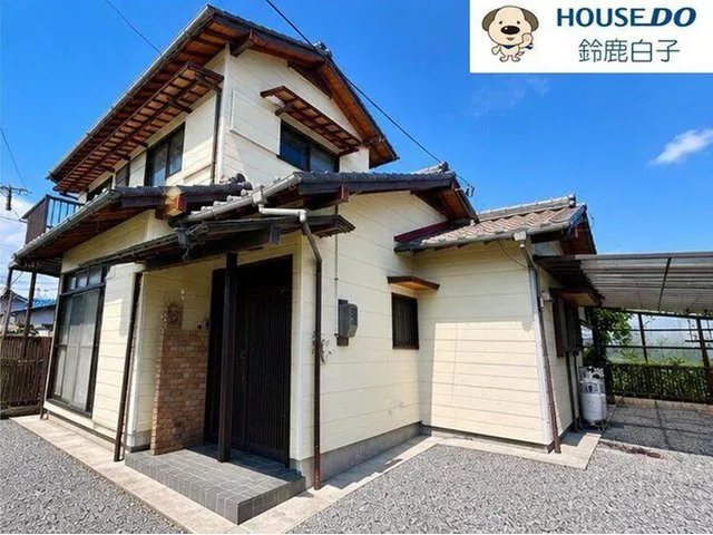 A set of 2 buildings: a single-story house and a two-story house! Parking for 4 or more cars available!