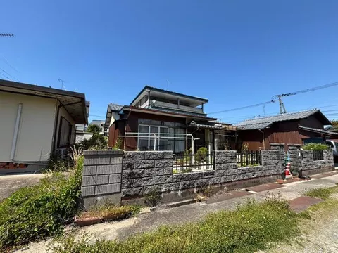 4 minutes on foot to Aeon Mall Saga Yamato, convenient location for shopping!
