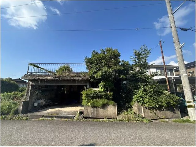 5 minutes by car to the Okuwa shopping area. Approximately 60 tsubo of south-facing land with good sunlight.