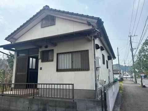 2-minute walk from Foodery Takaoka, 1 parking space, contact in advance due to current occupancy