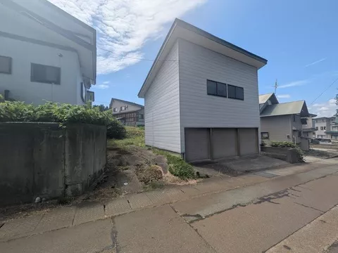 ■Location approximately 450m from Oishida Station! ■Existing house with garage! - Image 3