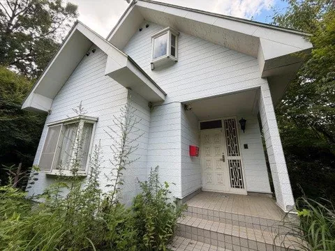 Entrance hall, land over 100 tsubo, storage closet, separate bath and toilet, LDK over 12 tatami mats