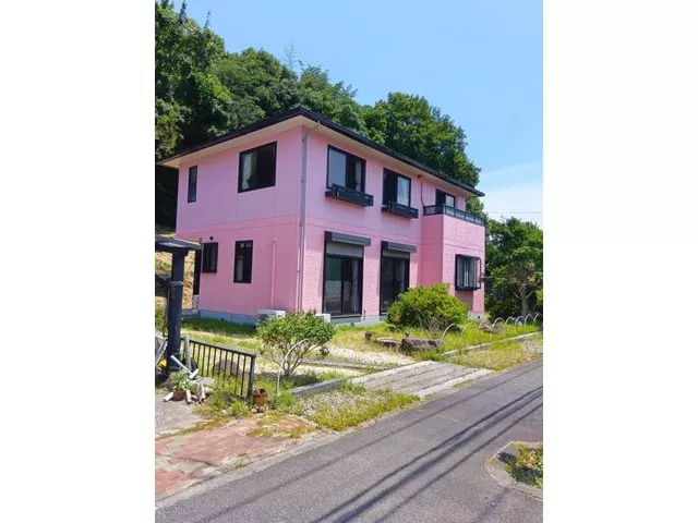 Located in a nature-rich environment, equipped with water supply and hot springs, comfortable for living or as a vacation home.