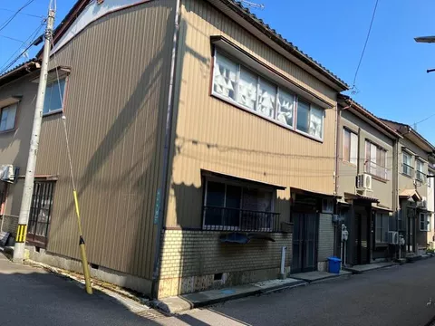 Close to Takaoka Station! A location near the Takaoka Mikurumayama Festival street, which is an annual enjoyment!