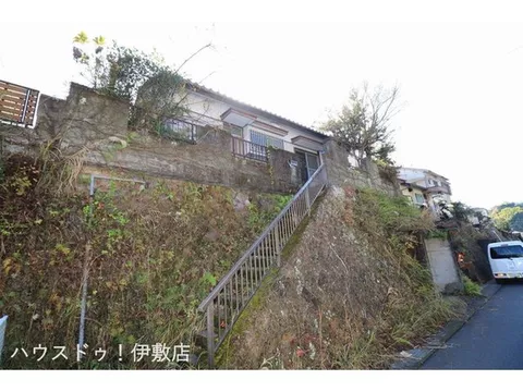 [Land 74 tsubo] A single-story house standing on elevated ground. A private space beyond the stairs