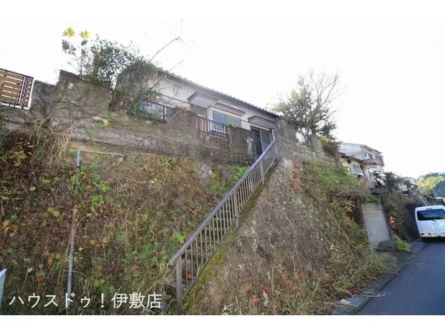 [Land 74 tsubo] A single-story house standing on elevated ground. A private space beyond the stairs