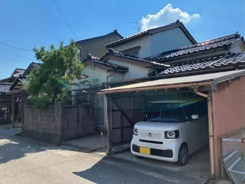 Convenient shopping near the supermarket, easy access to National Route 8 for commuting