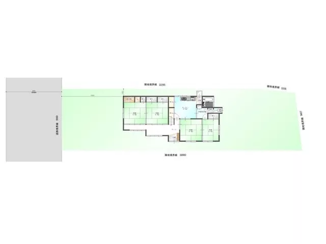 Spacious land of approximately 112 tsubo! A wooden two-story house with a total floor area of about 42 tsubo. The vast land can accommodate multiple vehicles.